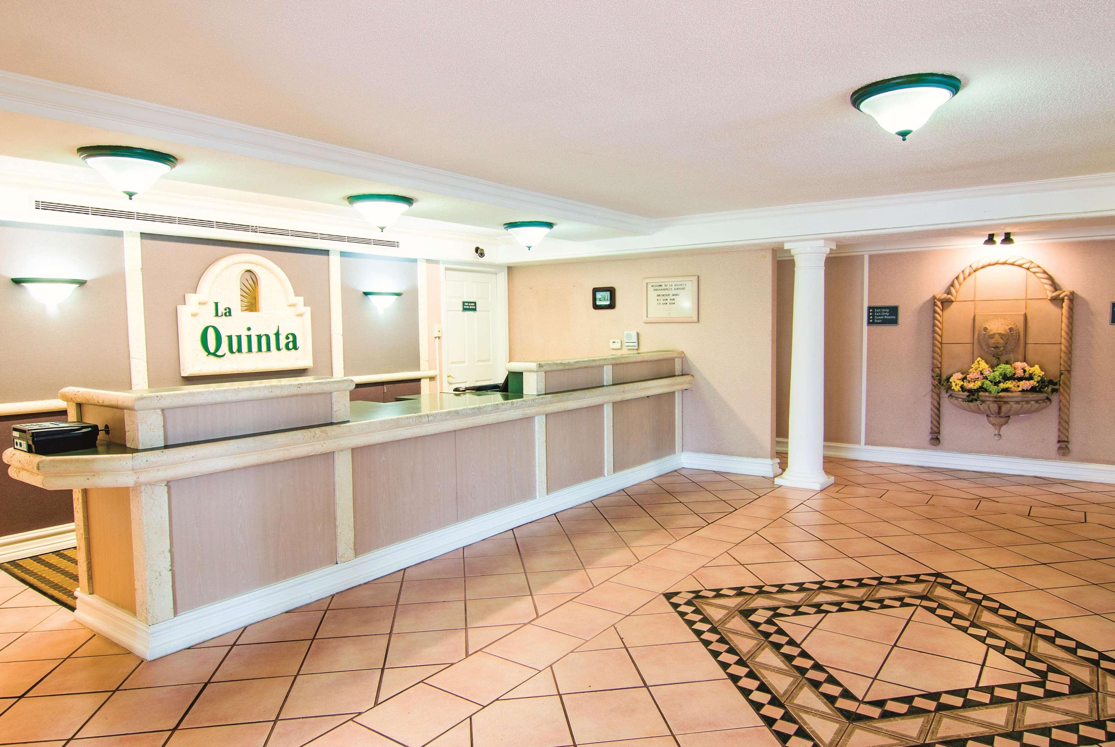 La Quinta Inn By Wyndham Indianapolis Airport Lynhurst Exterior foto